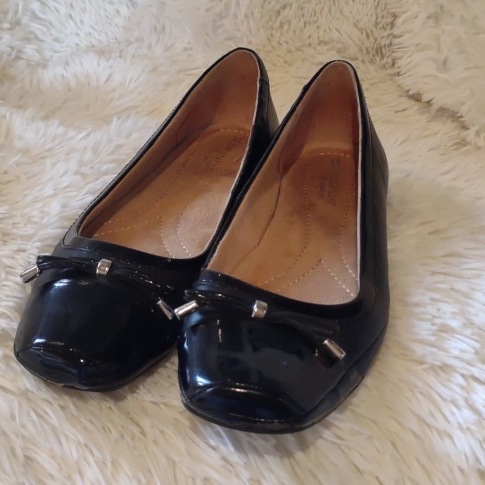 Naturalizer black leather ballet flats